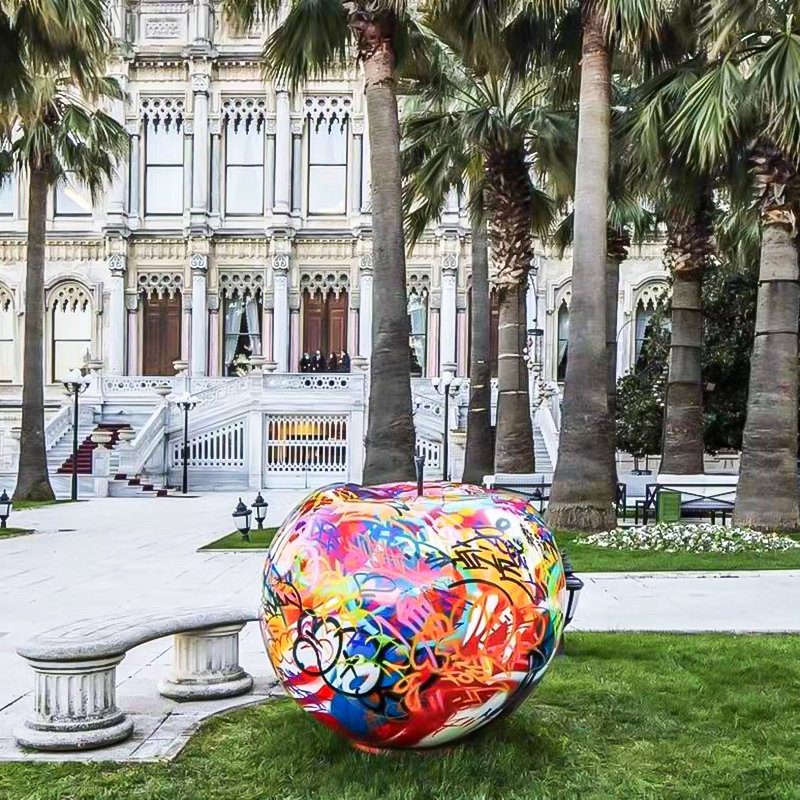 Estatuas de esculturas de fibra de vidrio: espacios elevadores con adornos de muñeca de moda y figuras de dibujos animados