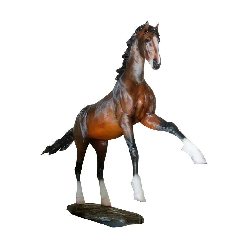 ¿Cuáles son las ventajas y desafíos de la escultura de caballo de fibra de vidrio en comparación con los materiales tradicionales en la creación?